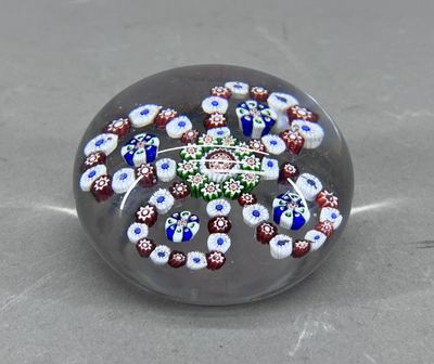 une photo d'une perle de verre ornée de fleurs bleues et blanches