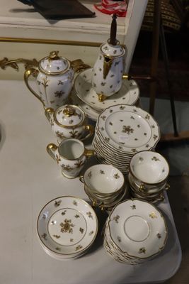 une table blanche sur laquelle sont posés plusieurs assiettes et tasses