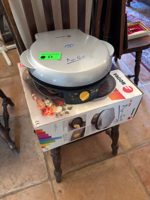 une boîte sur laquelle est posée une pizza, posée sur une chaise