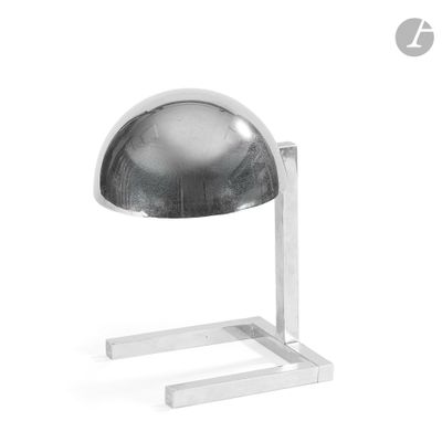 une lampe posée sur un pied, sur une surface blanche
