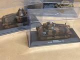 trois maquettes de chars exposées dans une vitrine posée sur une table
