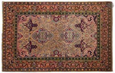 un tapis persan antique avec un motif floral sur fond blanc