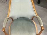 une chaise qui se trouve au milieu d'une pièce