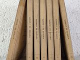 plusieurs livres sont empilés sur une table