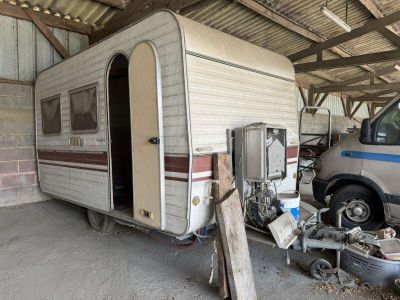 une petite remorque garée dans un garage