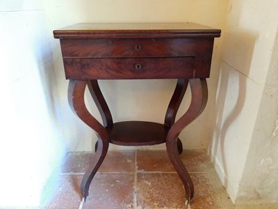 une petite table en bois surmontée d'un tiroir