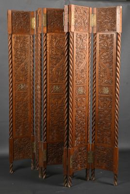 une image représentant un paravent en bois orné de sculptures