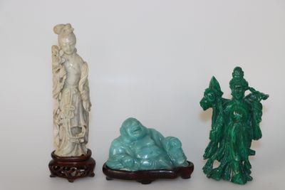trois figurines assises l'une à côté de l'autre