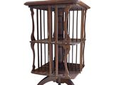 une cage à oiseaux en bois avec un oiseau à l'intérieur