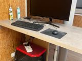 un bureau d'ordinateur équipé d'un clavier et d'un écran