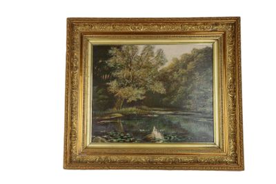 une image représentant un tableau représentant un lac et des arbres, dans un cadre doré