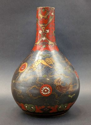 un vase orné d'un motif sur fond gris