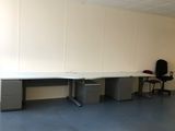 une pièce avec un bureau et une chaise