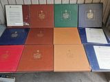 un grand nombre de livres posés sur une table
