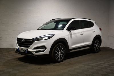 un SUV blanc garé dans un garage au sol carrelé