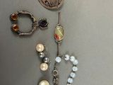beaucoup de bijoux posés sur la table