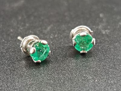 Paire de boutons d'oreilles en or blanc 18k 750/° ornées d'e…