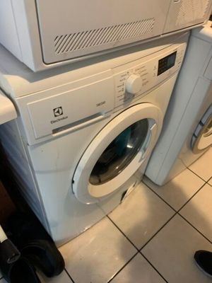 une pile de lave-linge et un sèche-linge dans une cuisine