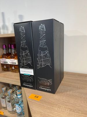 deux bouteilles d'alcool posées côte à côte sur une étagère