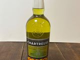 une bouteille d'alcool posée sur une table en bois