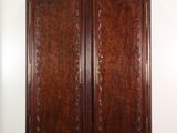 une photo d'une grande armoire en bois dans une pièce