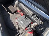 le coffre ouvert d'une voiture contenant une batterie de voiture