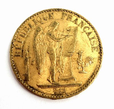 Gros plan sur une pièce d'or ornée d'un ange