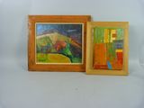 Deux tableaux, de couleurs et de formes différentes, sont exposés sur une surface blanche.