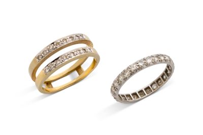 deux bagues en or serties de diamants blancs sur fond blanc