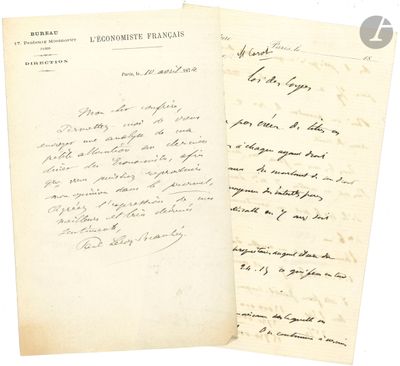 deux vieux papiers comportant des inscriptions manuscrites, posés l'un à côté de l'autre