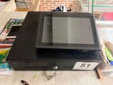 une caisse enregistreuse noire posée sur une table