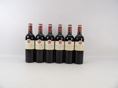 six bouteilles de vin rouge sont alignées