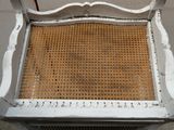 une chaise blanche avec une assise en osier