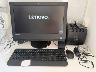 un ordinateur de bureau posé sur une table avec un clavier et une souris