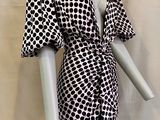 un mannequin portant une robe à carreaux noirs et blancs, sur un mannequin