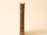 un vieux livre posé sur une table