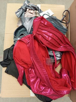 une boîte en carton contenant un tas de vêtements