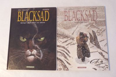 deux livres sur Blackad et Blackad posés sur la table