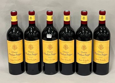 six bouteilles de vin rouge alignées sur une table