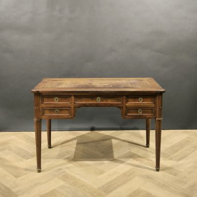 un bureau en bois muni de deux tiroirs, surmonté d'un autre tiroir