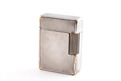 briquet argenté sur fond blanc, posé sur une surface blanche