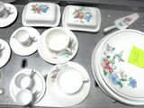 beaucoup d'assiettes et de tasses sur un plateau