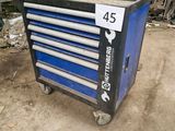 une boîte à outils bleue et noire sur laquelle figure le chiffre 45