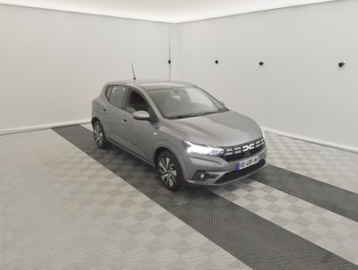 la voiture est garée dans le garage sur le sol en damier