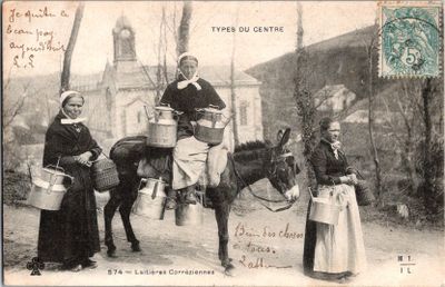 une vieille carte postale représentant trois femmes et un âne sur un chemin de terre