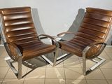 paire de fauteuils de salon en cuir marron avec des pieds en acier chromé