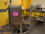 une machine placée au milieu d'une pièce