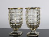 deux vases posés sur une table