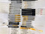 un grand nombre de stylos posés sur une table