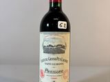 une bouteille de vin posée sur une table